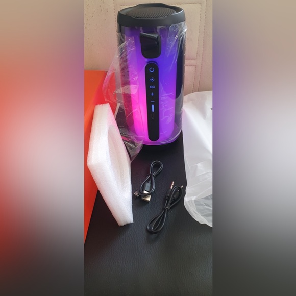 JBL Pulse 5 Speaker with LED Light Show - Picture 4 of 6
